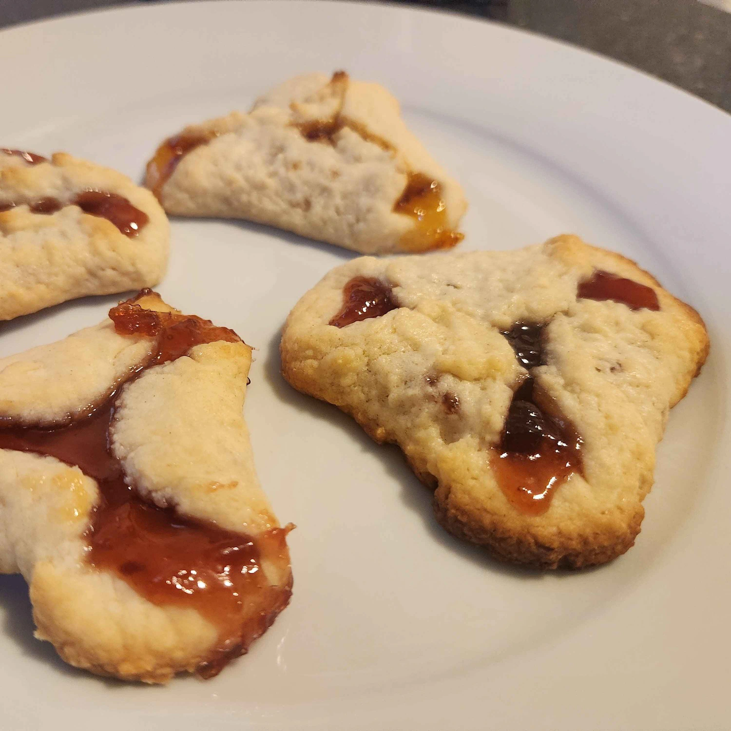 Four tarts, also flat, also on a plate.